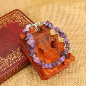 Detailansicht von Natur-Amethyst-Splitter-Armband mit Silber-Verschluss auf Holzständer