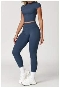 Dettaglio del set yoga blu ardesia con crop top a maniche corte e leggings a vita alta