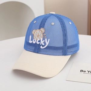 Détail de la casquette de baseball en mesh bleu avec ours brodé et visière beige enfant