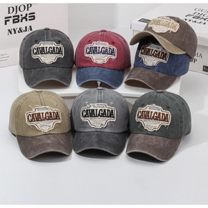Dettaglio dei cappellini da baseball in cotone lavato vintage con toppe ricamate in sei colori