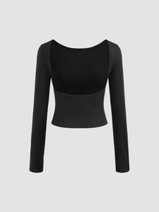 Dettaglio del top nero in maglia a coste a maniche lunghe con design sexy a schiena nuda