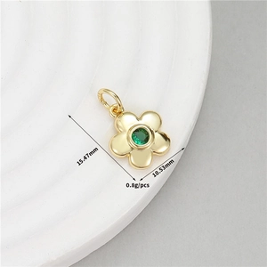 Vue détaillée d'un pendentif fleur dorée avec pierre verte et dimensions du produit