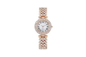 Detalle de reloj de lujo en oro rosa con pedrería y esfera de números romanos