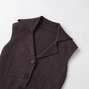 Gilet en maille marron foncé avec col à revers et détails boutonnés sur fond blanc