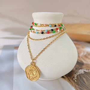 Gros plan détaillé du collier double couche à perles avec pendentif rose dorée