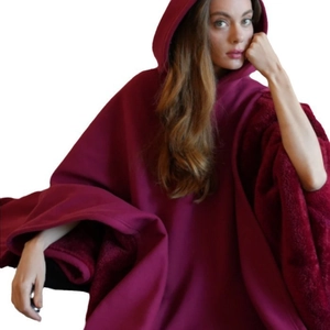 Poncho bordeaux oversize con cappuccio e calda fodera in sherpa per autunno e inverno