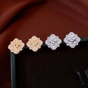 Detail of rhombus pleated flower earrings with gold plating and cubic zirconia