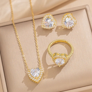 Parure de bijoux coeur dorée incluant collier, boucles d'oreilles et bague en zircon