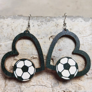 Herzförmige Fußball-Ohrringe aus Holz mit geometrischem Hohlraum-Design für Sportler