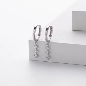 Boucles d'oreilles créoles S925 argent avec trois breloques étoiles serties de diamants