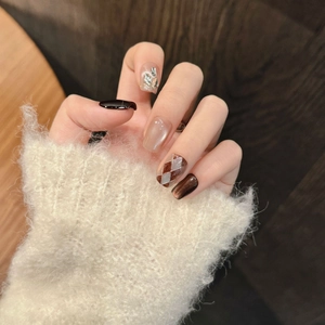 Cat-eye rhombic press-on nails in coffee and pink with glitter and diamond accents