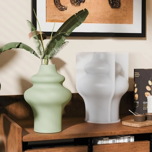 Vaso idroponico astratto con stampo in silicone su uno scaffale di legno scuro