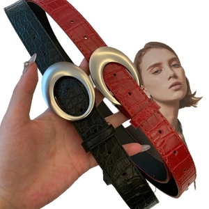 Ceinture chic en cuir à texture crocodile irrégulière avec boucle en métal argenté