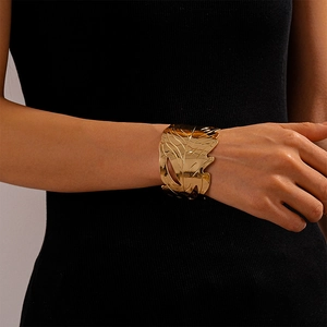 Vue détaillée du bracelet feuille plaqué or avec texture ajourée sophistiquée