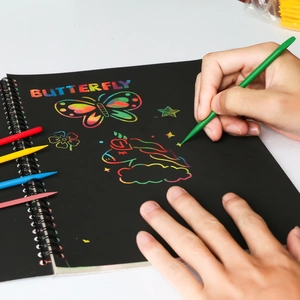 Set di carta per arte a graffio arcobaleno con stilo in bambù per disegni creativi