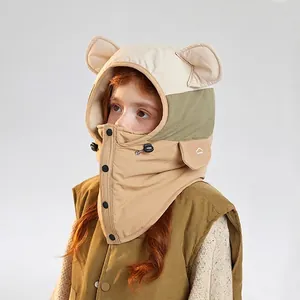 Kinder-Wintermütze mit Bärenohren und integriertem Schal in Beige und Grün