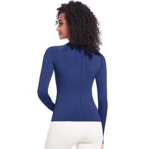 Dettaglio della maglia sportiva a maniche lunghe blu navy senza cuciture con coste sottili