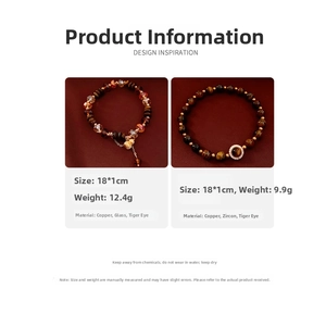 Vue détaillée des bracelets en perles d'oeil de tigre avec dorure et pendentif gourde