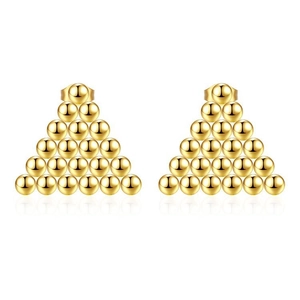 Gros plan de boucles d'oreilles dorées en acier inoxydable au design de pyramide de billes