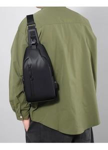 Rückansicht einer minimalistischen schwarzen Brusttasche mit wasserfester Textur am Model