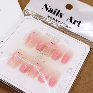 Faux ongles dégradés roses avec breloque pêche 3D et finition brillante forme ballerine