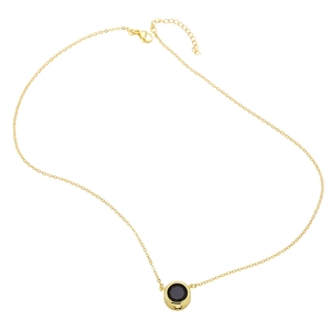 Gros plan détaillé d'un collier doré avec pendentif en zircon noir rond et fermoir mousqueton