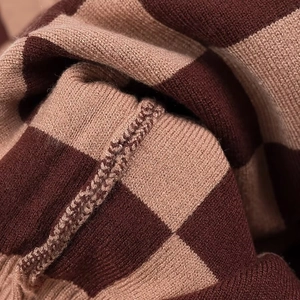 Ensemble en tricot à carreaux marron et kaki avec texture de tissu de haute qualité