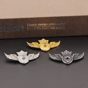 Détail des pendentifs tête de lion en finitions or, argent et gris anthracite