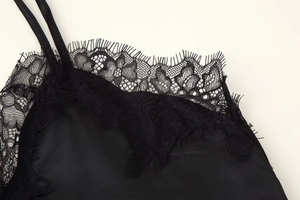 Détail de la dentelle fine et des coutures sur ce débardeur caraco noir sexy