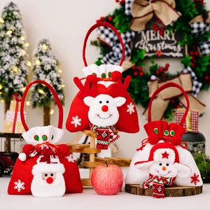 Trois sacs cadeaux de Noël tricotés avec motifs Père Noël, renne et bonhomme de neige
