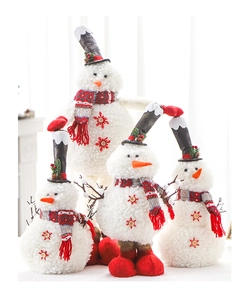 Détail de quatre bonhommes de neige blancs avec écharpes rouges pour décor de Noël