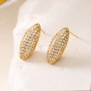 Orecchini a perno marquise placcati in oro 18K con micro-pavé di zirconi luccicanti