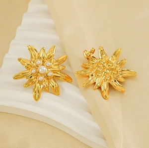 Détails de boucles d'oreilles fleurs dorées 18K avec perles et vue arrière
