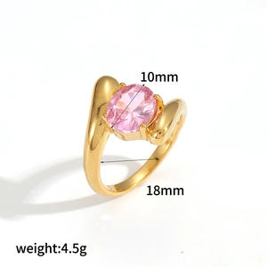 Dettaglio con diametro interno 18mm e zircone rosa 10mm su anello in acciaio dorato