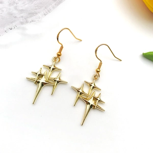 Ein Paar goldene Sternen-Ohrhänger aus S925 Sterlingsilber mit minimalistischem Design