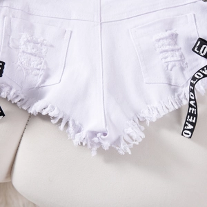 Dettaglio di pantaloncini di jeans bianchi con tasche rovinate e orlo con frange LOVE
