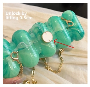 Détail du mécanisme de levage pour ouvrir la pochette rigide en acrylique vert marbré
