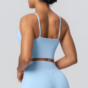 Détail des fines bretelles croisées et de la coupe arrière du haut de yoga bleu clair
