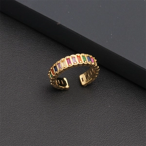 Détail d'une bague ajustable dorée ornée de zircons multicolores de taille rectangulaire