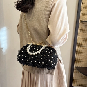 Élégant sac coquille noir avec roses en tissu, perles et chaîne dorée pour femmes