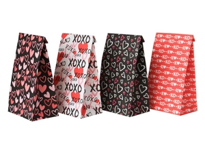 Details zu vier Valentinstag-Geschenktüten mit Herzmotiven und XOXO-Druck auf weißem Grund