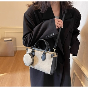 Détail du sac cabas bicolore avec petit porte-monnaie et bandoulière réglable pratique