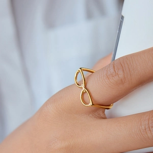 Creative 18K gold plated sunglasses shaped stainless steel ring on female hand
