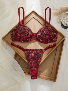 Détails de l'ensemble de lingerie en dentelle bordeaux avec broderies florales