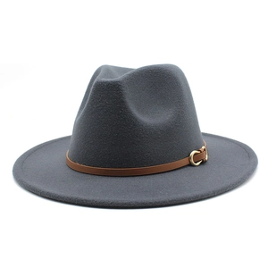 Detail van fedora hoed met brede rand, bruine lederen band en gouden metalen gesp