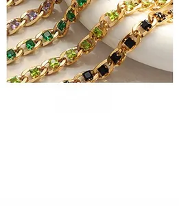 Dettaglio di bracciali a catena cubana placcati oro 18K con pietre quadrate colorate