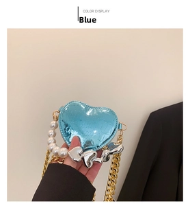 Mini sac bleu en forme de cœur en cuir verni avec chaîne dorée et anse en perles