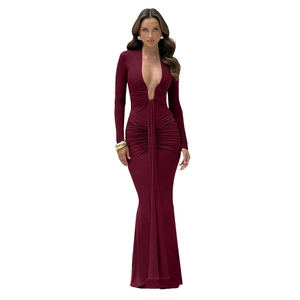 Robe longue moulante bordeaux à décolleté en U profond avec manches longues et plis