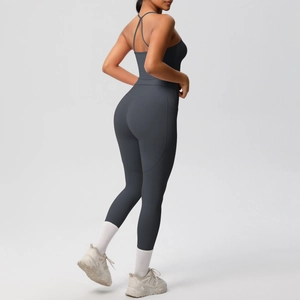 Détail de l'ensemble de yoga gris foncé avec bretelles croisées et poches latérales