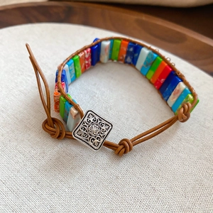 Détail de perles carrées colorées et cuir tressé avec un fermoir en argent de style vintage